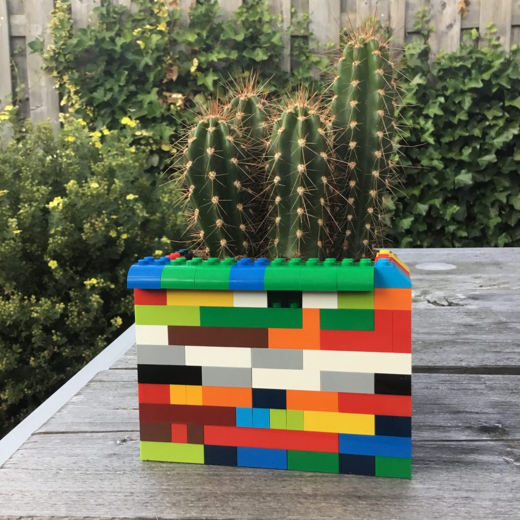 De hippe moderne tegenhanger van de retro cactus: in een kleurrijke lego pot!