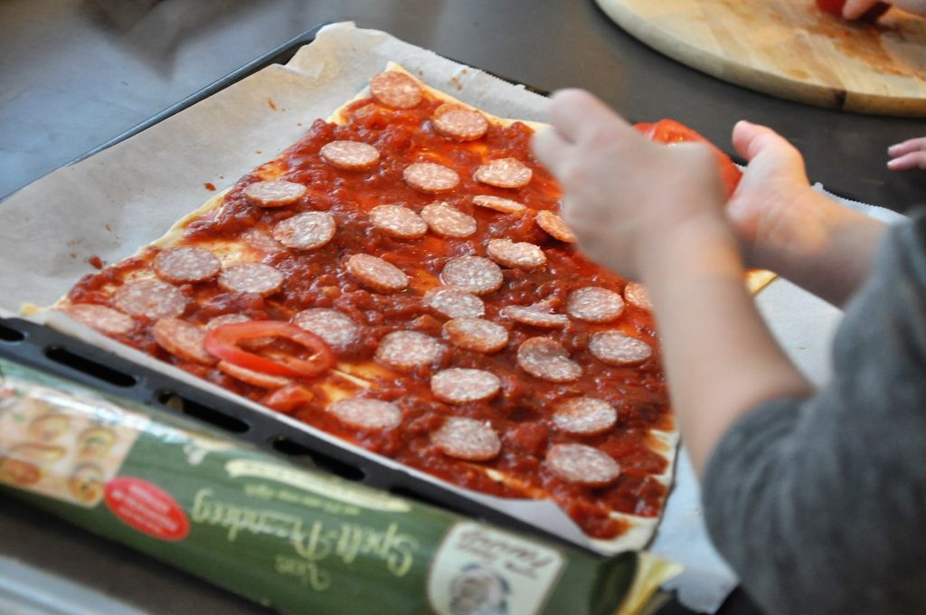 tomaat op de pizza