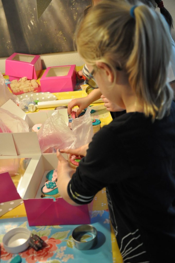 cupcakes versieren op partijtje
