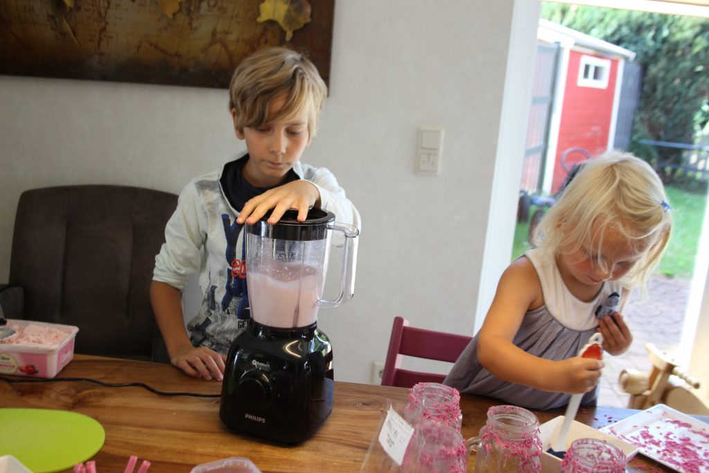 Roze freakshake maken