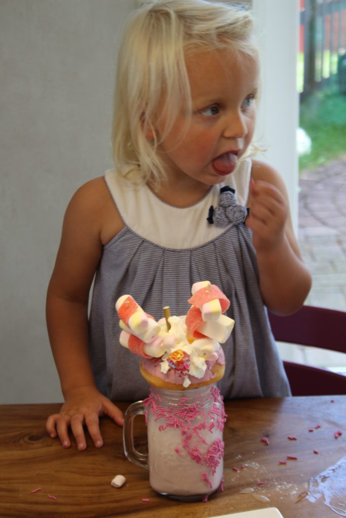 Roze freakshake maken