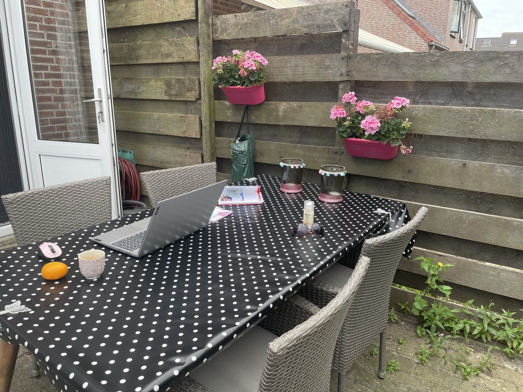 zwart met witte stippen tafelkleed